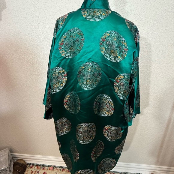 Luxurious Green Satin Kimono Robe - Picture 4 of 7